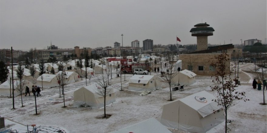 Depremin vurduğu Elazığ'da kar etkisini gösterdi