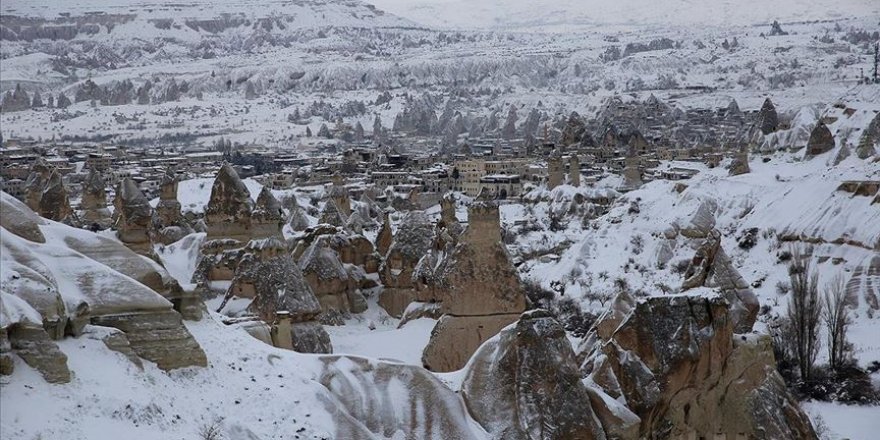 Karla beyaza bürünen Kapadokya hayranlık uyandırıyor