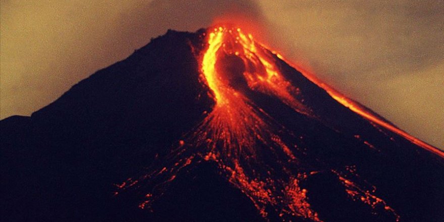 Endonezya'da Merapi Yanardağı 2 km. yüksekliğe patladı