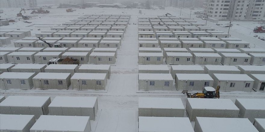Depremzedeler için konteyner kent kurulumu kar yağışına rağmen sürüyor