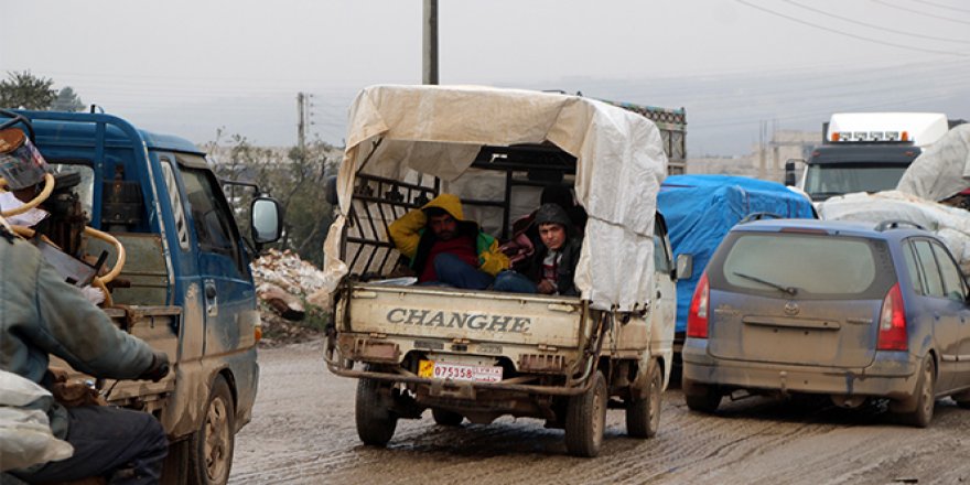 İdlib'den Türkiye sınırına doğru göç devam ediyorlar