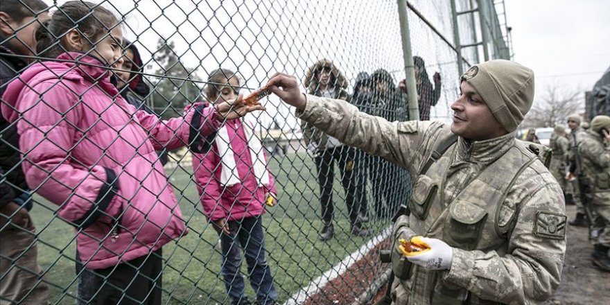 Sınırdaki çocukların Mehmetçik sevgisi