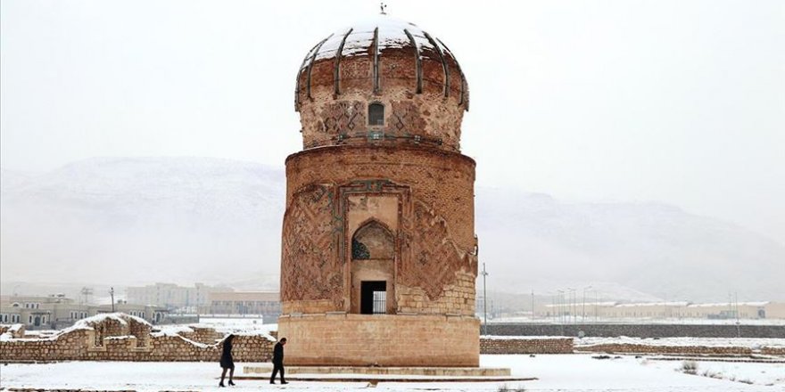 Hasankeyf'teki tarihi yapılar karla görsel şölen sundu