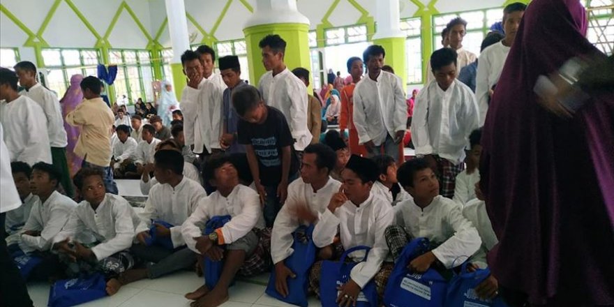 Endonezya'da kabile üyesi 300 kişi topluca Müslüman oldu