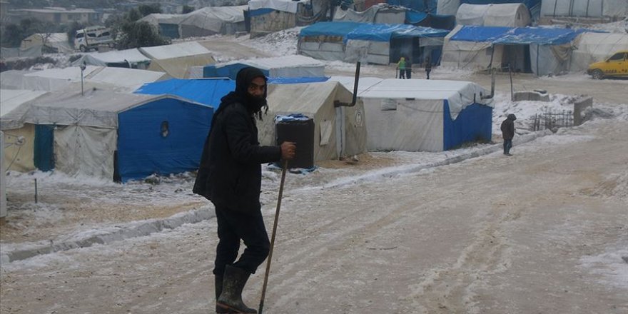 Esed'den kaçan İdlib'deki siviller, dondurucu karın pençesine düştü