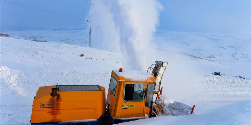Aras Dağları'nın 'kar kaplanları' köy yollarını açık tutmak için gece gündüz çalışıyor