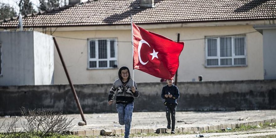 Hatay Reyhanlı'da sınır mahallesi bayraklarla donatıldı