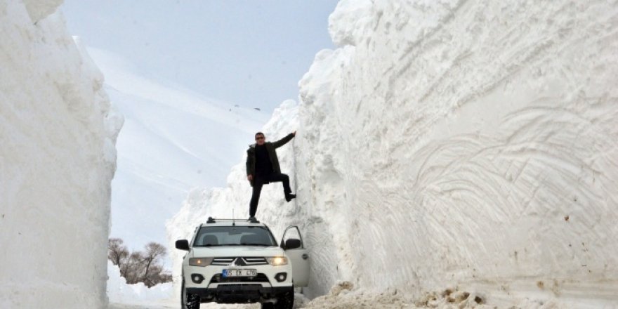 Yüksekova'da kar kalınlığı 6 metreyi geçti