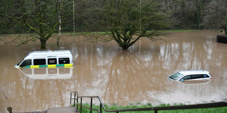 Dennis fırtınası İngiltere ve Galler'de su baskınlarına yol açtı