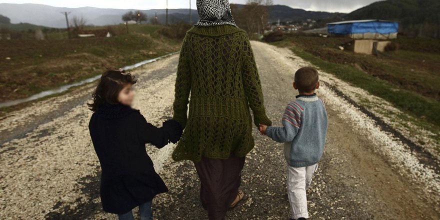 Suriye'den kaçan aileler, okula sığındı