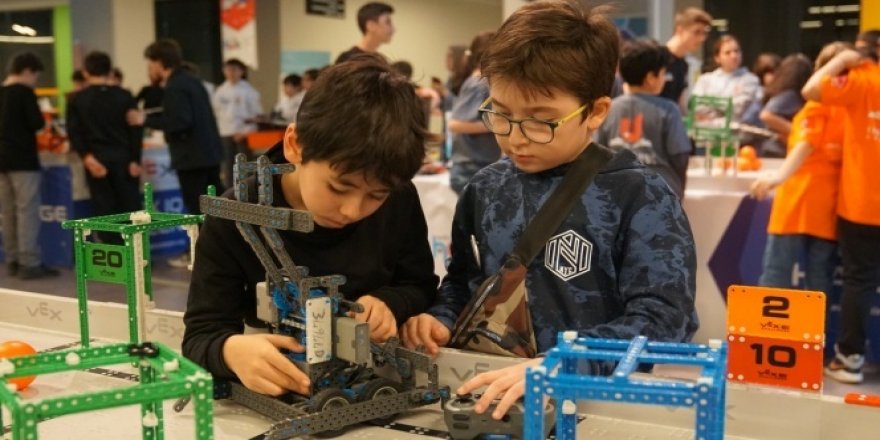 Küçük dehalar robotlarını yarıştırdı