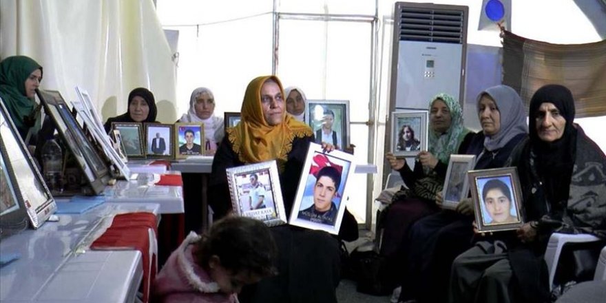 Kızına kavuşmanın sevincini oturma eylemi yapan annelerle paylaştı