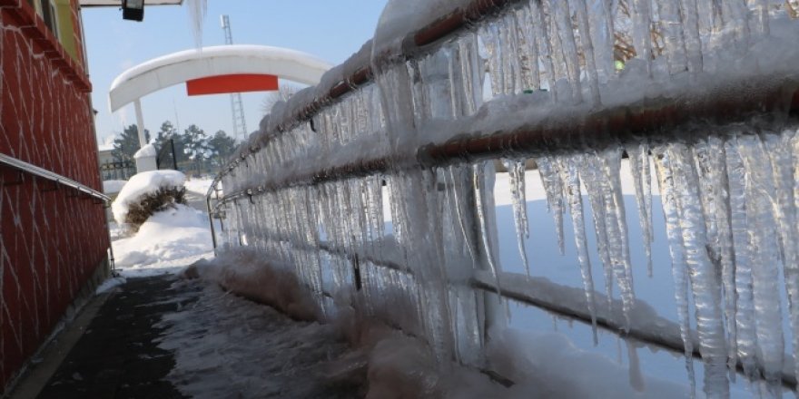 Şehri buz kapladı!