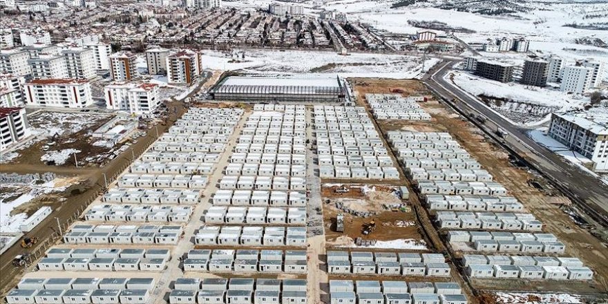 Depremzedelerin yaralarının sarılması için hummalı çalışma