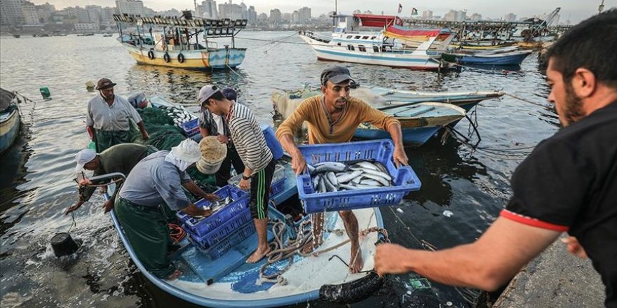 İsrail Gazze'de avlanma mesafesini yeniden 15 mile çıkarıyor