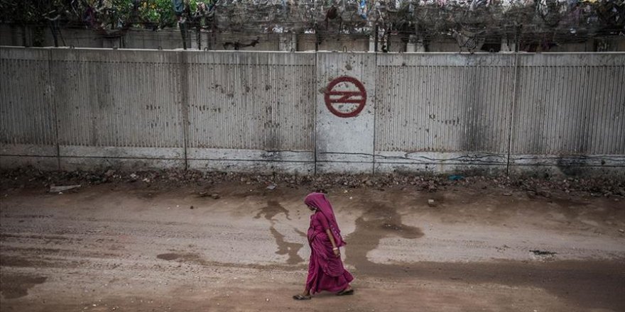 Hindistan, Trump görmesin diye gecekonduların önüne duvar ördü