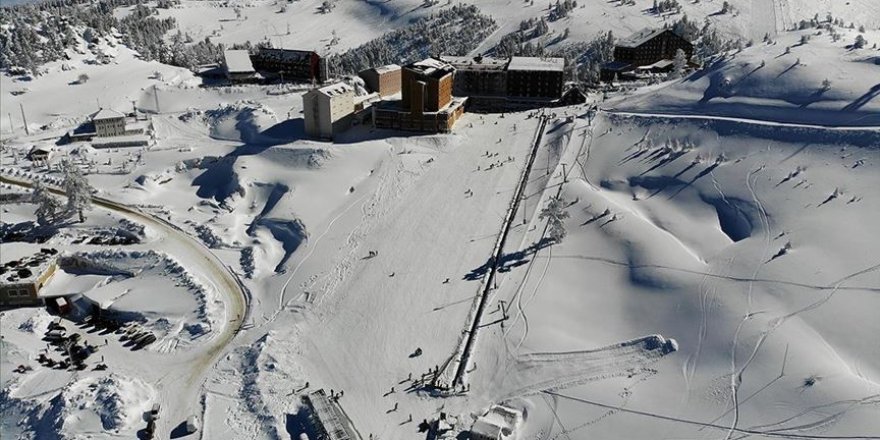Kartalkaya'da pistlerde kar kalınlığı 2 metre 30 santimetreye ulaştı