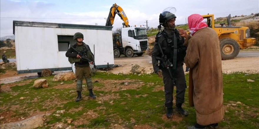 İsrail El Halil'de bir okula ait konteyner sınıfa el koydu