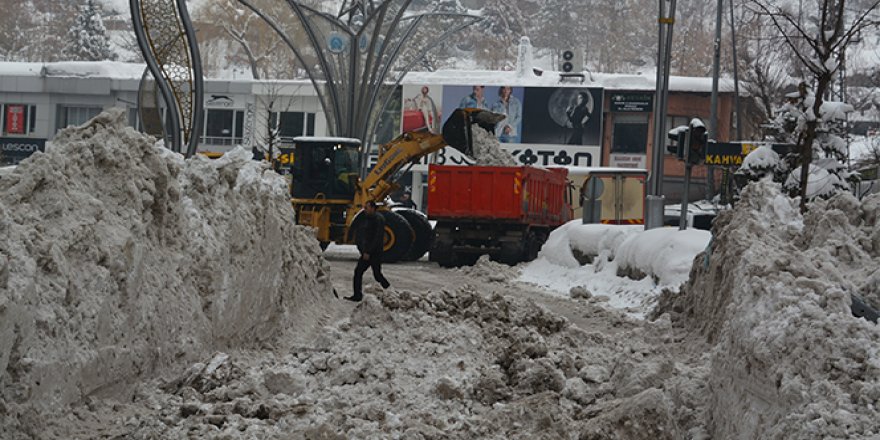 Hakkari'de 3 bin 700 kamyon kar taşındı