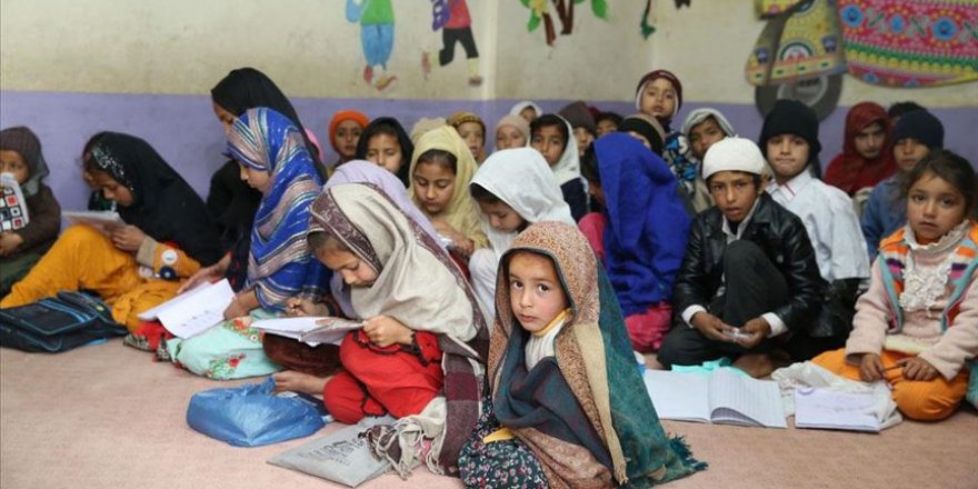 Türk Kızılaydan 265 Pakistanlı öğrenciye kırtasiye yardımı