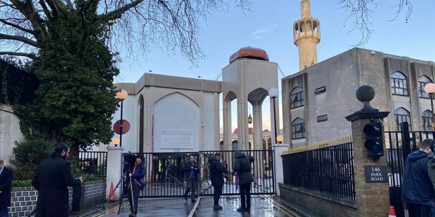 Londra'da camiye giren bir kişi, namaz kılan bir din görevlisini bıçakladı
