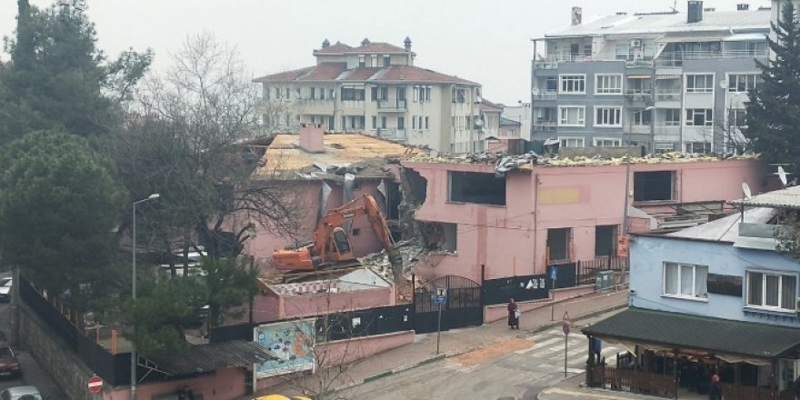 Yarım asırlık okul depreme dayanıksız olduğu için yıkılıyor