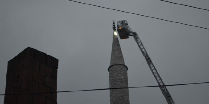 Depremde hasar gören cami ibadete kapatıldı