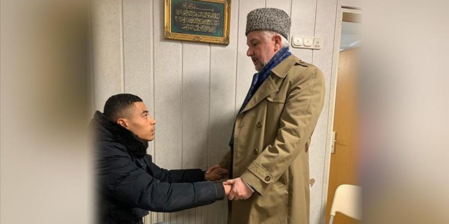 Almanya'da ırkçı terör saldırısından kurtulan Kamerunlu Müslüman oldu