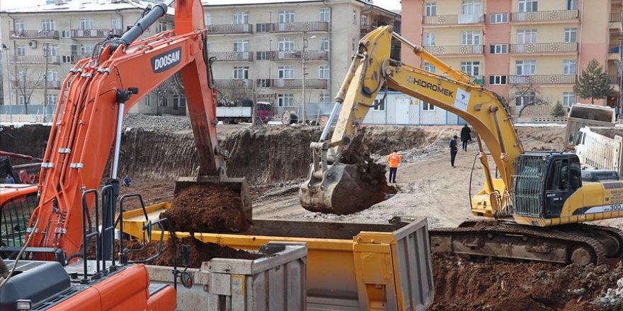 Elazığ'da hasarlı 602 kentsel dönüşüm kapsamında da 318 binanın yıkımı yapıldı