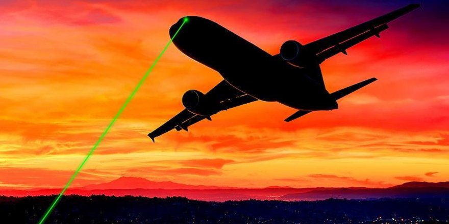 Pilotlar ile hava trafik kontrolörleri uçuş güvenliğini tehdit eden lazerlerden şikayetçi