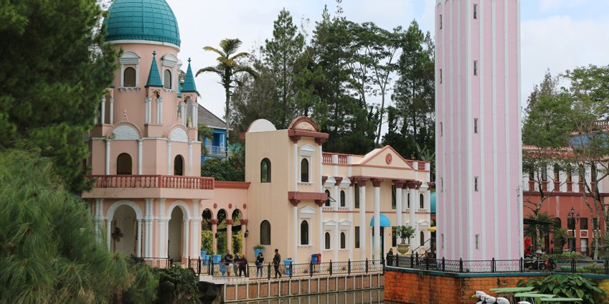 Endonezya'nın Venedik'i andıran minyatür parkı 'Küçük Venedik'e yoğun ilgi
