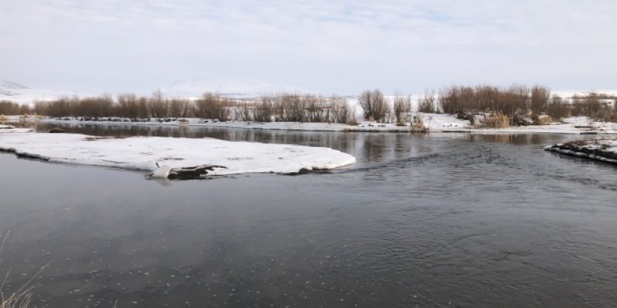 Kars Çayı'nın buzları erken çözüldü