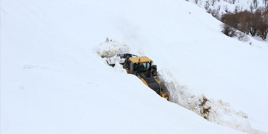 Bitlis'in zorlu coğrafyasında karla mücadele ediyorlar