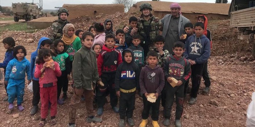 Mehmetçik ekmeğini Suriye'deki ihtiyaç sahipleriyle paylaşıyor