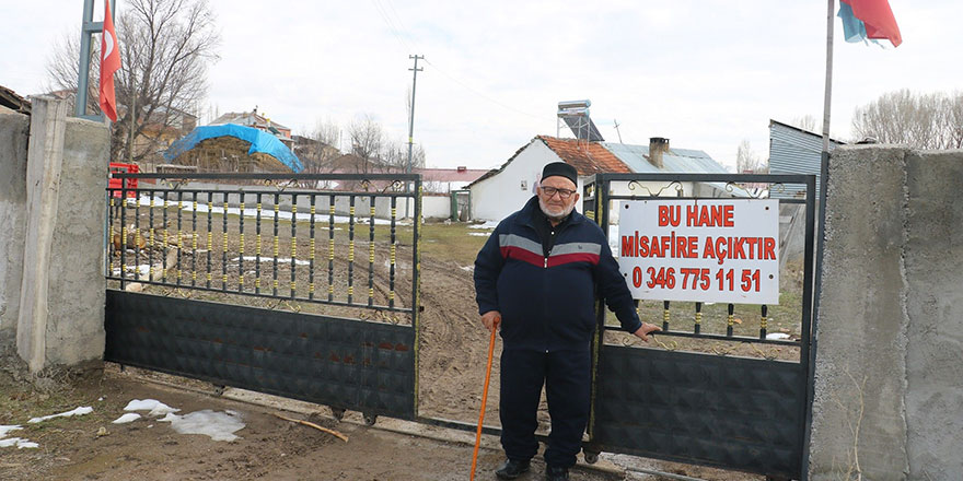 80 yaşındaki adam misafirler için evine bu tabelayı astı