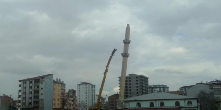 Depremde hasar gören minare böyle yıkıldı