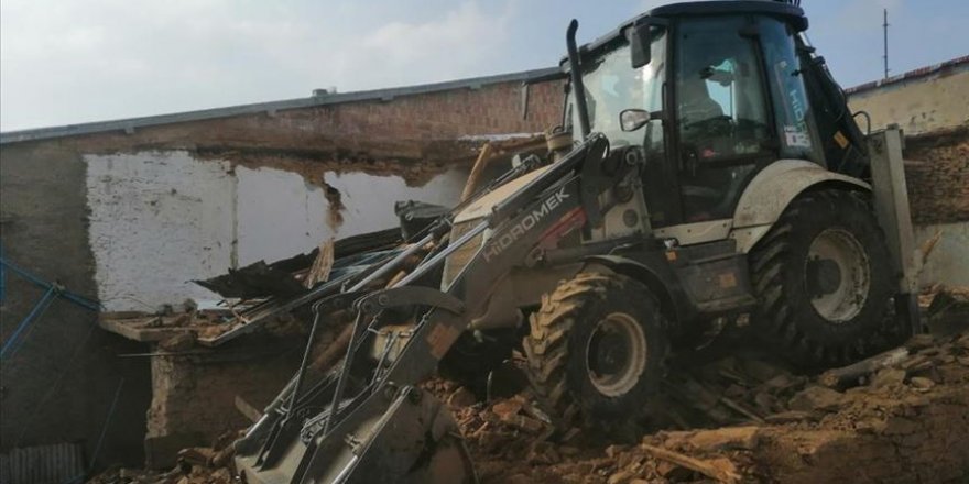 Malatya'da ağır hasarlı evler kontrollü şekilde yıkılıyor