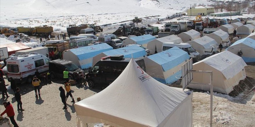 Van'daki depremzedelerin yaraları sarılıyor