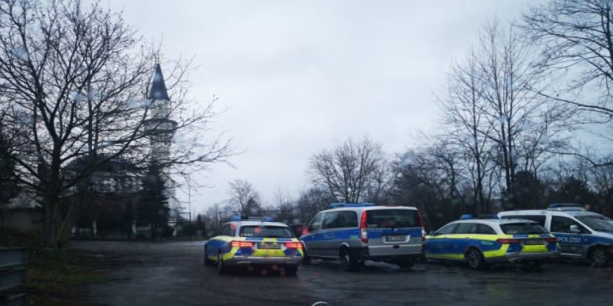 Almanya'da bir camide canlı bomba ihbarı!