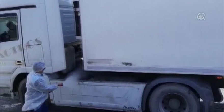 İran'dan Türkiye'ye araçlar dezenfekte edildikten sonra alınıyor