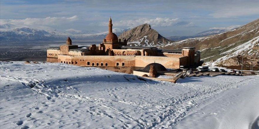 İshak Paşa Sarayı'nda kış güzelliği yaşanıyor
