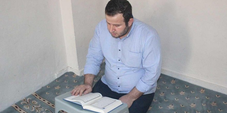 Yarım kalan hafızlığını hizmetli olarak çalıştığı Kur'an kursunda tamamlıyor