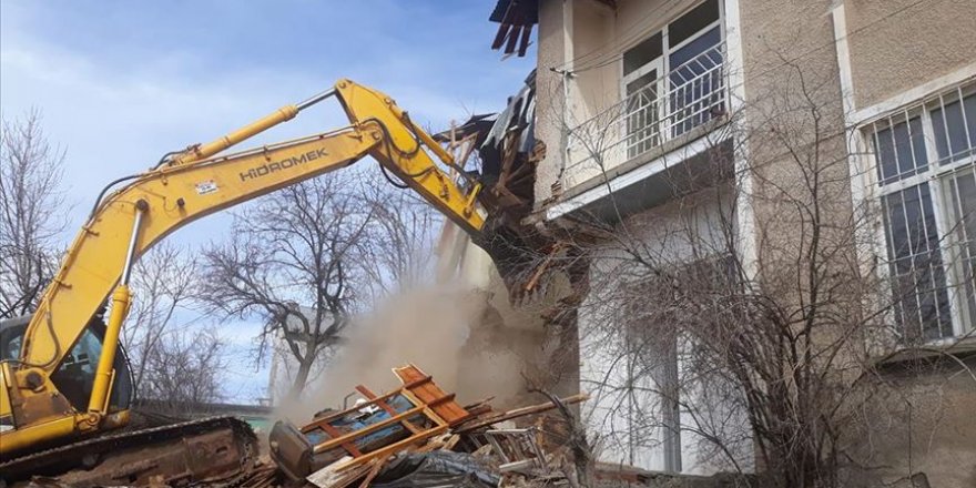 Malatya'da ağır hasarlı evler kontrollü şekilde yıkılıyor