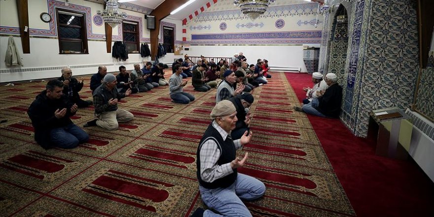 New York ile New Jersey'deki camilerde eller Mehmetçiğe dua için kalktı