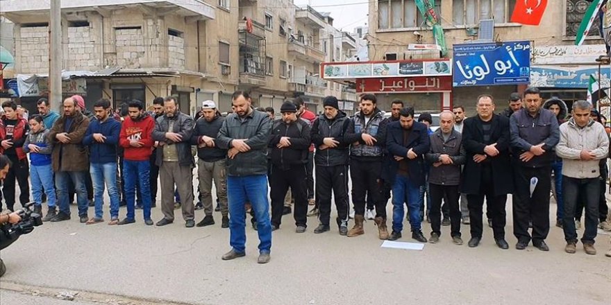 İdlibliler, şehit Türk askerleri için gıyabi cenaze namazı kıldı