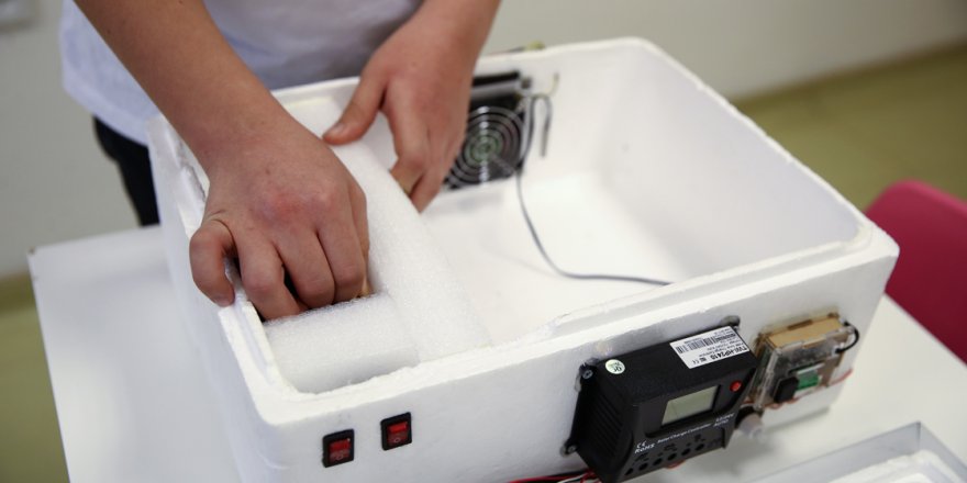 Kardeşinin ilaçları bozulmasın diye güneş enerjisiyle çalışan seyyar buzdolabı yaptı