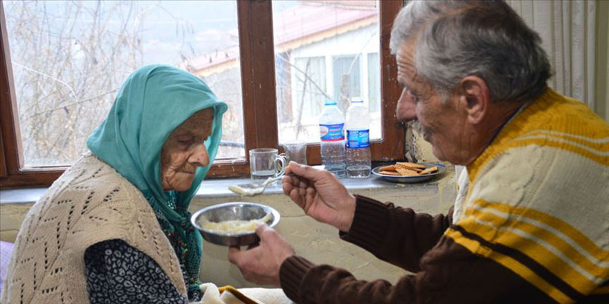 71 yaşındaki evlat 102 yaşındaki annesine gözü gibi bakıyor