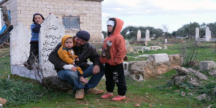 Rejimin saldırılarından kaçıp, mezarlığa sığındılar