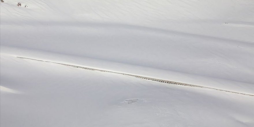 41 kişinin öldüğü çığ bölgesindeki kar kalınlığı kar tünelinin boyunu aştı