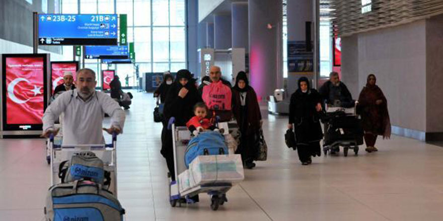 Umreden gelen yolcular İstanbul Havalimanı'nda sağlık taramasından geçirildi